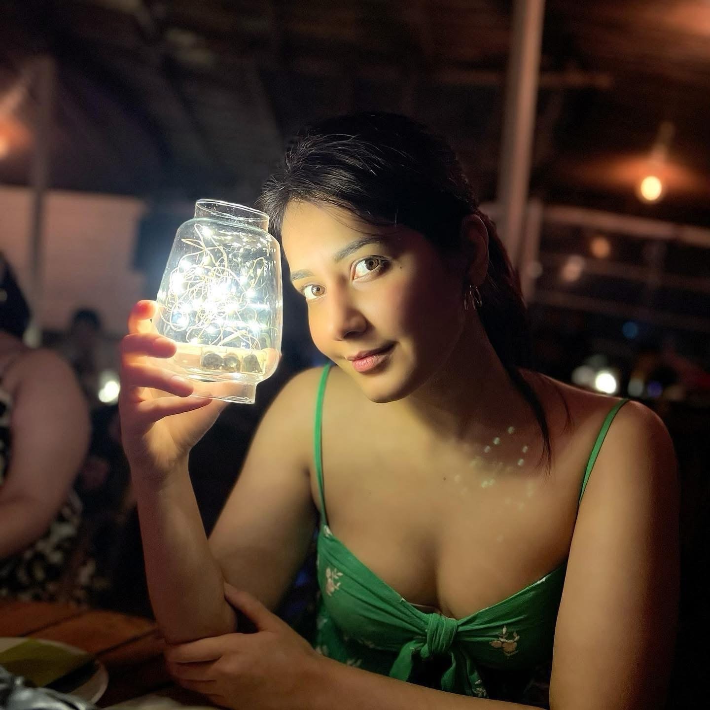 Raashi Khanna: రాశి ఖన్నా తాజా ఫోటోలు సోషల్ మీడియాను కదిలిస్తున్నాయి