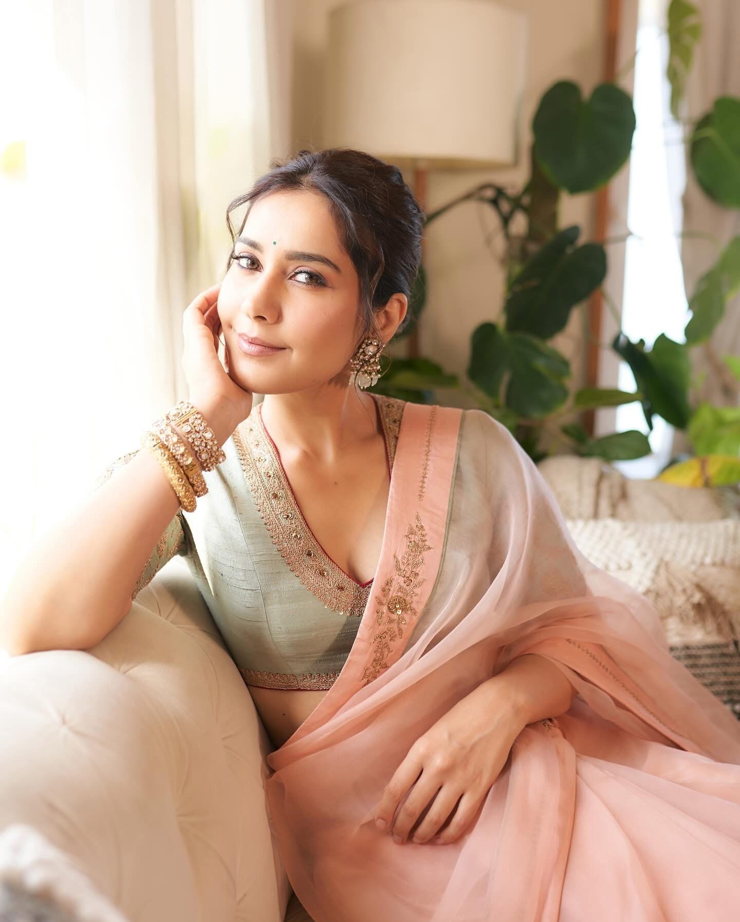 Raashi Khanna: రాశి ఖన్నా తాజా ఫోటోలు సోషల్ మీడియాను కదిలిస్తున్నాయి