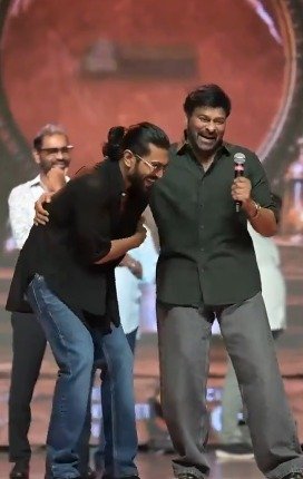 చిరు-చరణ్ క్యాండిడ్ మూమెంట్మె గా ఫ్యాన్స్‌కు ఫుల్ ట్రీట్
