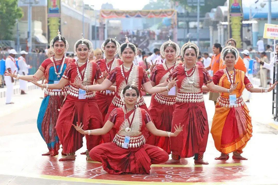 చిన్నశేష వాహనసేవలో కళాబృందాల కోలాహలం