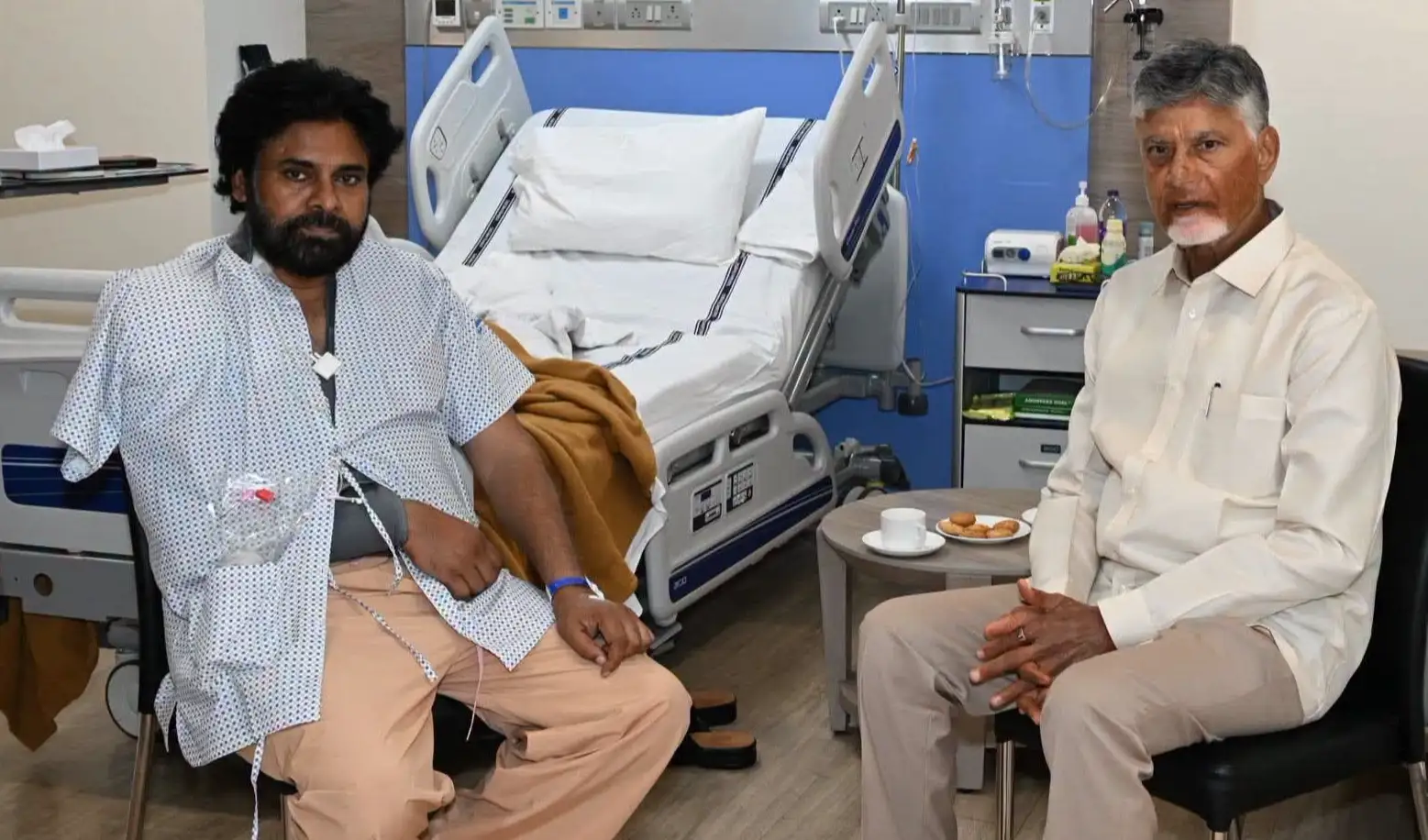 శస్త్రచికిత్స అనంతరం పవన్‌ను కలిసిన చంద్రబాబు