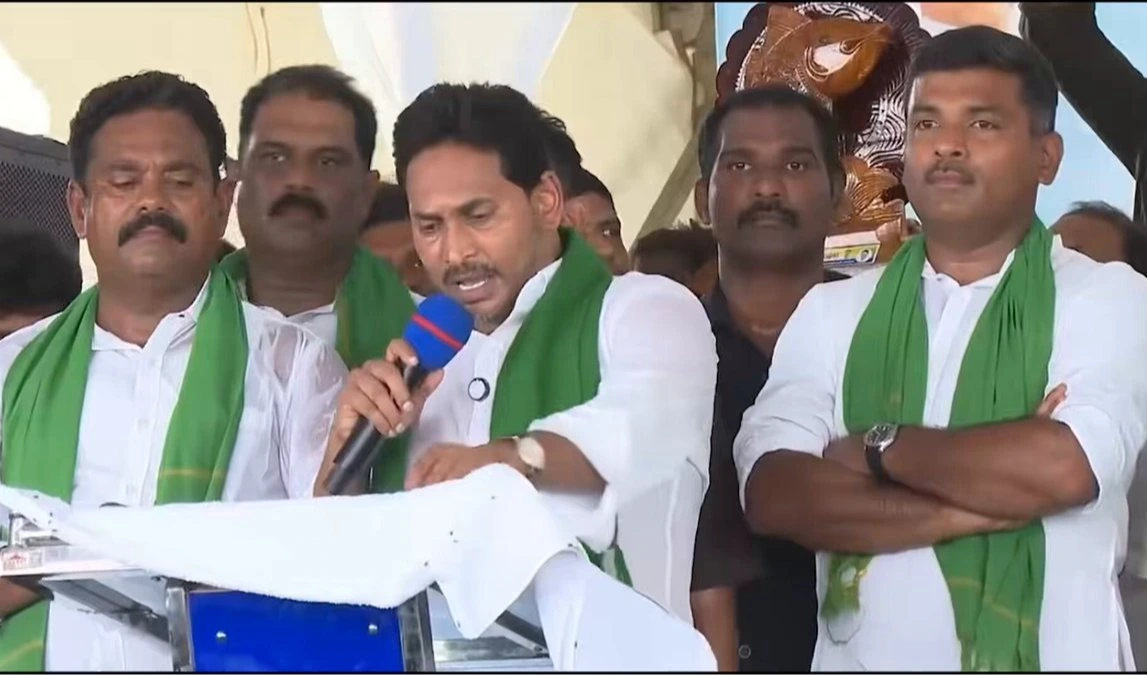ఆక్వా రైతులకు అండగా నిలవాలి: జగన్