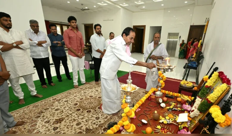 ఎర్రవెల్లి నివాసంలో కేసీఆర్ కుటుంబం దసరా వేడుకలు
