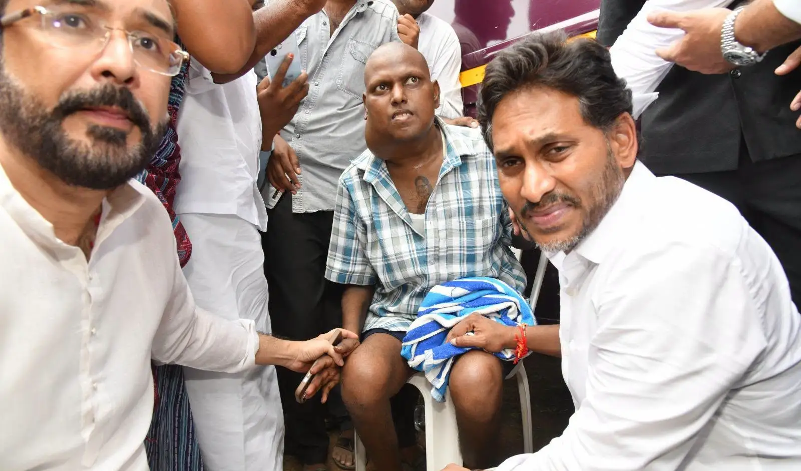 బ్లడ్ క్యాన్సర్ బాధితుడి కోరిక నెరవేర్చిన వైయస్ జగన్
