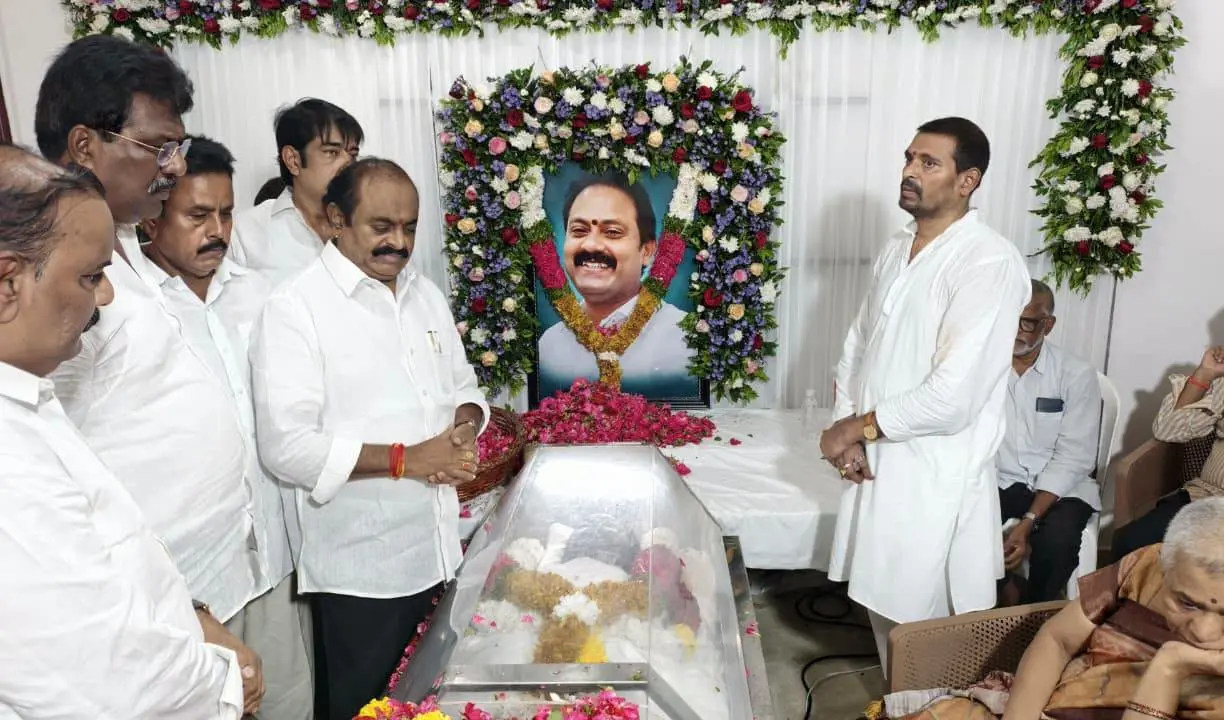 ఆళ్ల నానికి వైఎస్సార్‌సీపీ నేతల నివాళులు