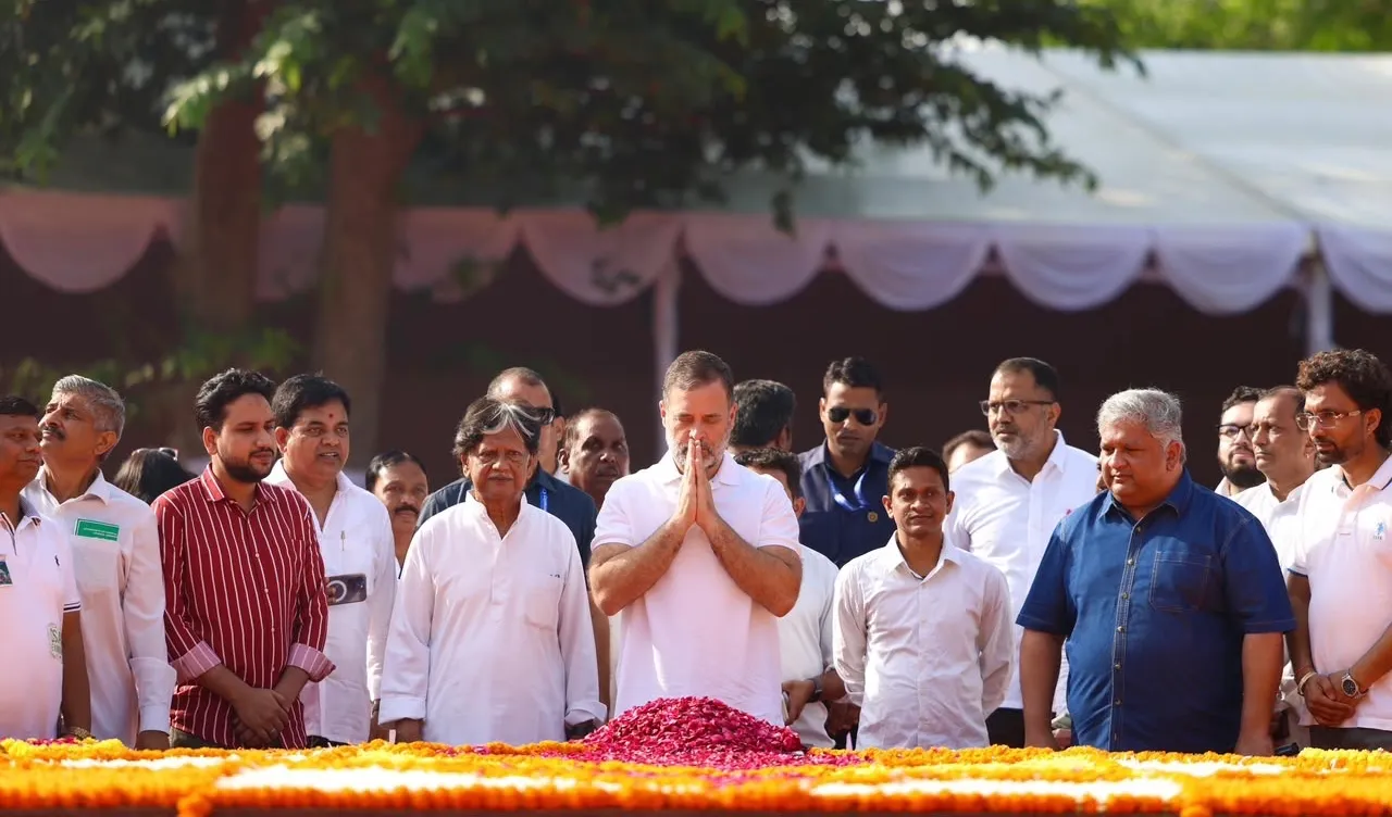 లాల్‌ బహదూర్‌ శాస్త్రికి రాహుల్‌ గాంధీ నివాళులు.