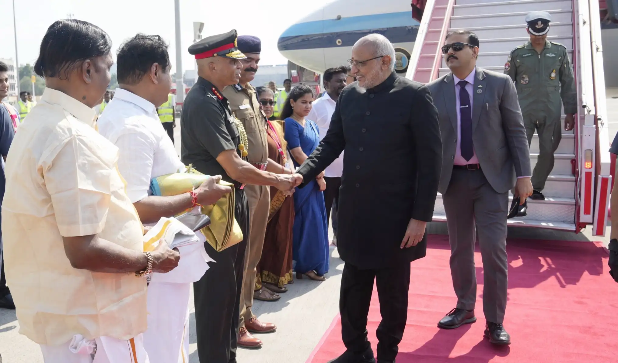 చెన్నై విమానాశ్రయంలో ఉపరాష్ట్రపతికి ఘన స్వాగతం