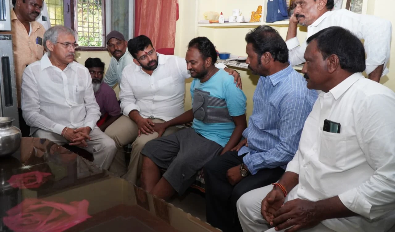 జర్నలిస్టు ఆర్‌కేను పరామర్శించిన వైఎస్సార్‌సీపీ నేతలు