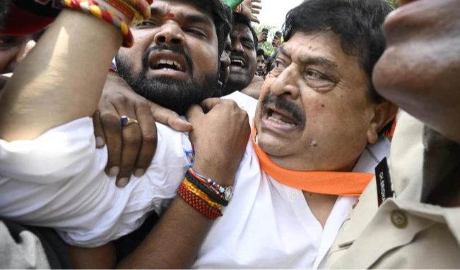 ఫీజు బకాయిల కోసం బీజేపీ ఆందోళన.. నేతల అరెస్ట్