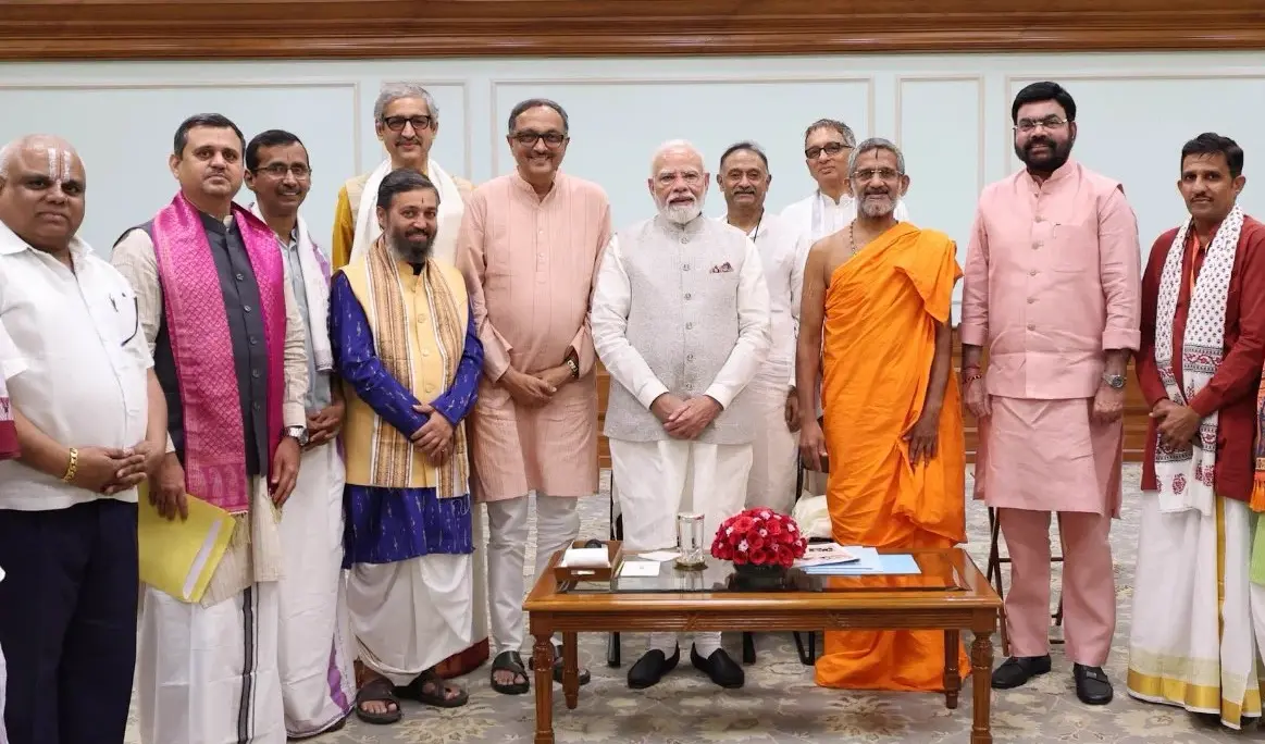 మోదీ చేతుల మీదుగా విశ్వేశ తీర్థ శతజయంతి లోగో ఆవిష్కరణ