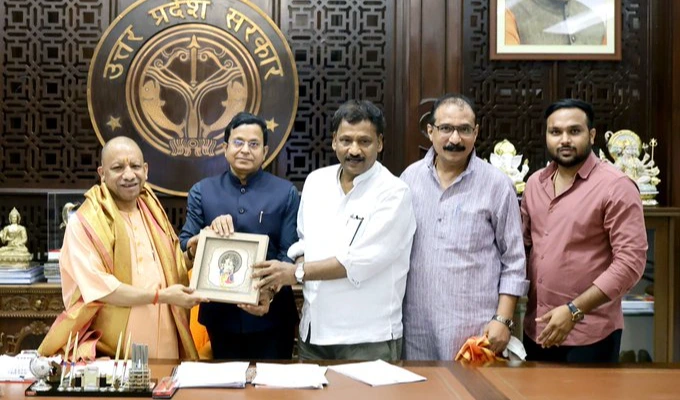 యోగి ఆదిత్యనాథ్‌ను కలిసిన ఎంపీ వినోద్ కుమార్ , వీకే సింగ్