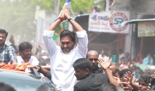 విశాఖ చేరుకున్న జగన్.. శ్రీకాకుళానికి రోడ్డు ప్రయాణం