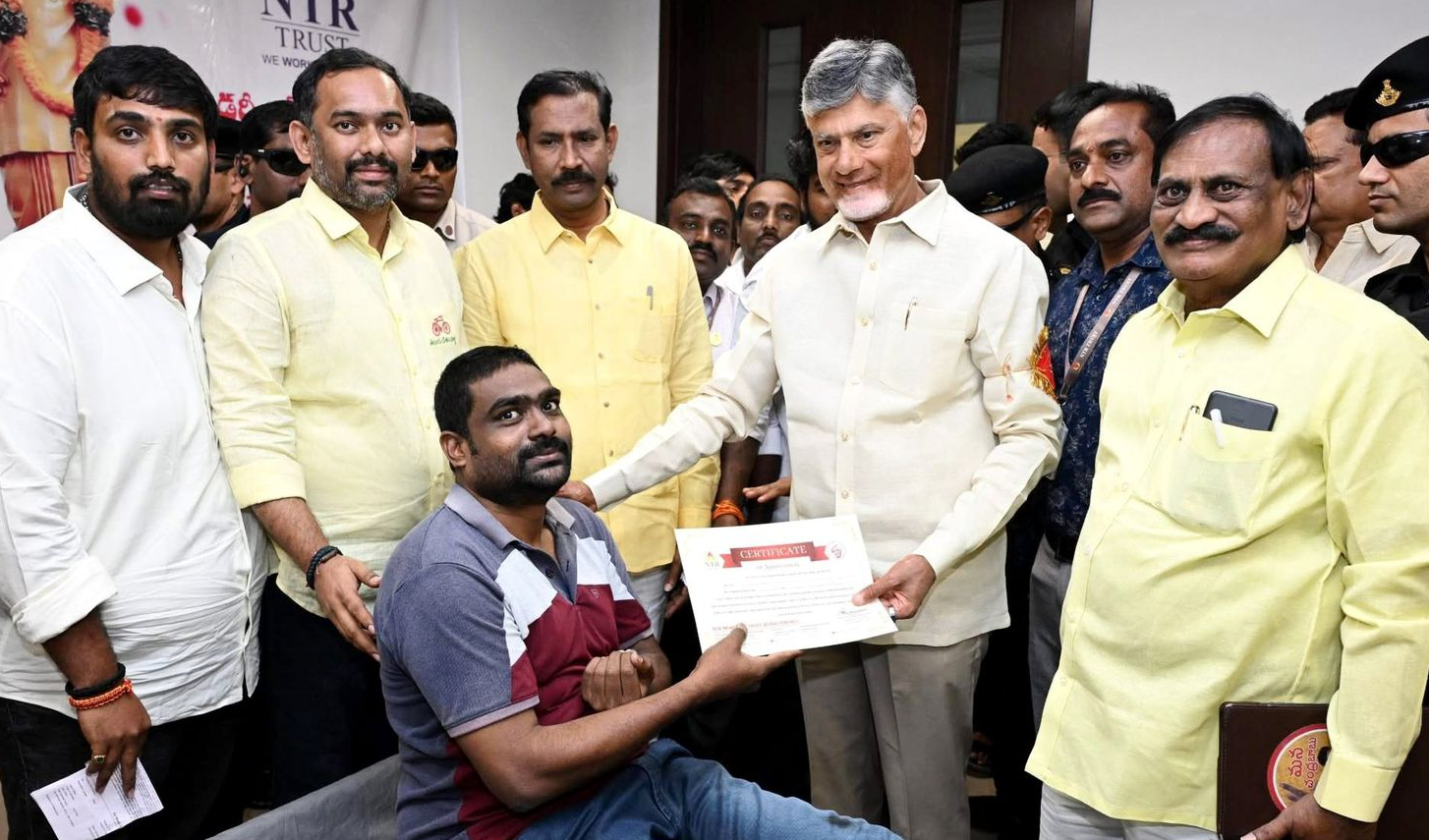 Mangalagiri :  ఎన్టీఆర్ 30వ వర్ధంతి: గుంటూరు జిల్లాలో తెలుగుయువత రక్తదానంతో ఘన నివాళులు