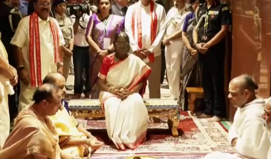 కనకదుర్గమ్మను దర్శించుకున్న రాష్ట్రపతి ద్రౌపదీ ముర్ము