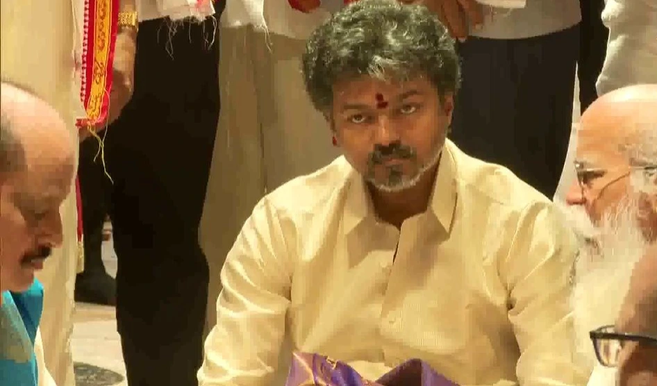 కనకదుర్గమ్మను దర్శించుకున్న తమిళనాడు సీఎం విజయ్