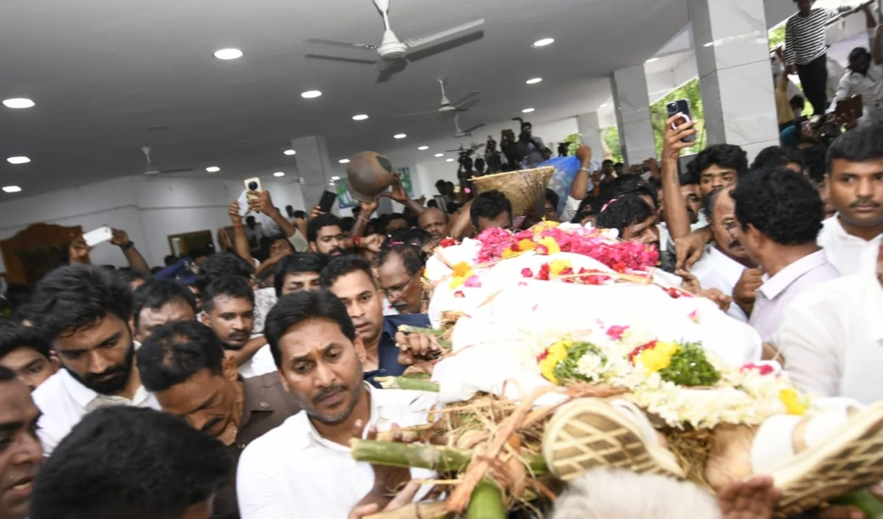 ముద్రగడకు తుది నివాళి అర్పించిన జగన్