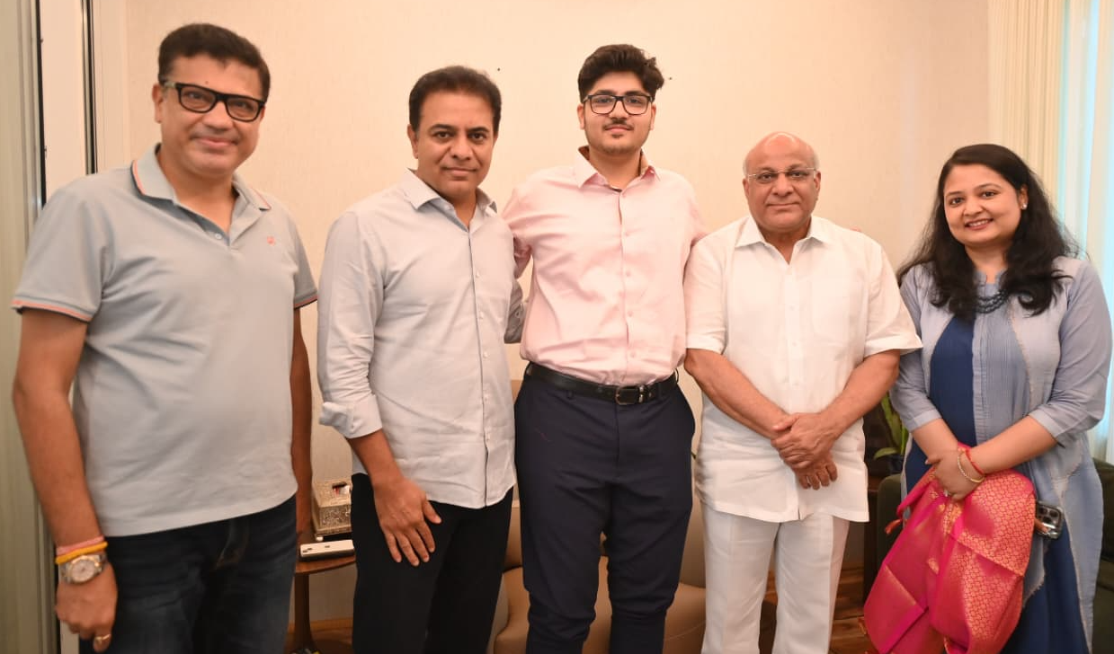 కేటీఆర్ చేతుల మీదుగా జేఈఈ టాపర్ వివాన్‌కు సన్మానం