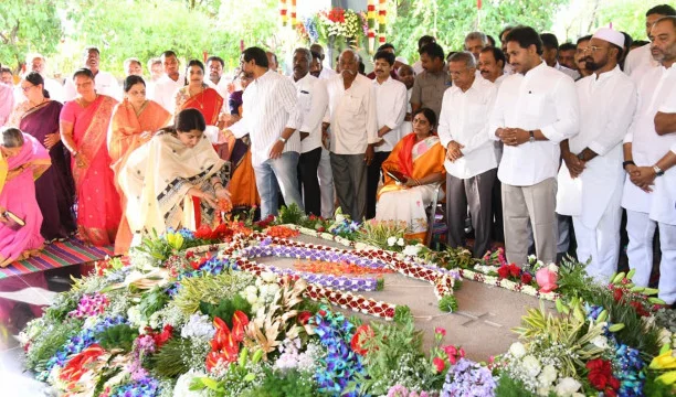వైఎస్ రాజశేఖరరెడ్డి జయంతి . ఘనంగా నివాళులు
