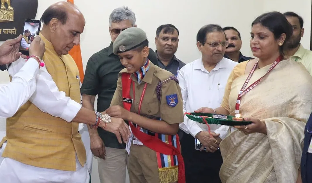 రాజ్‌నాథ్ సింగ్‌కు రాఖీలు కట్టిన పాఠశాల విద్యార్థులు