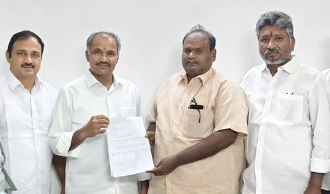 దుగ్గిరాల ZPTC అభ్యర్థి శివగోపయ్యకు బీ ఫామ్ అందజేత
