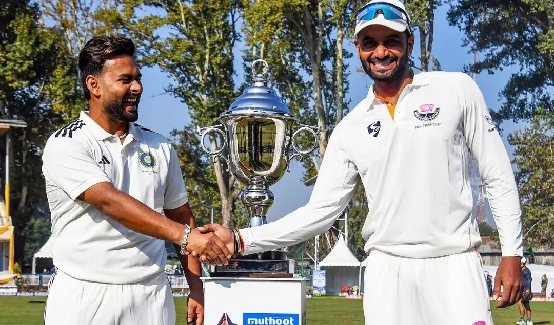 ఇరానీ కప్‌ సమరానికి రెడీ- ట్రోఫీతో పంత్, పరాస్ సందడి