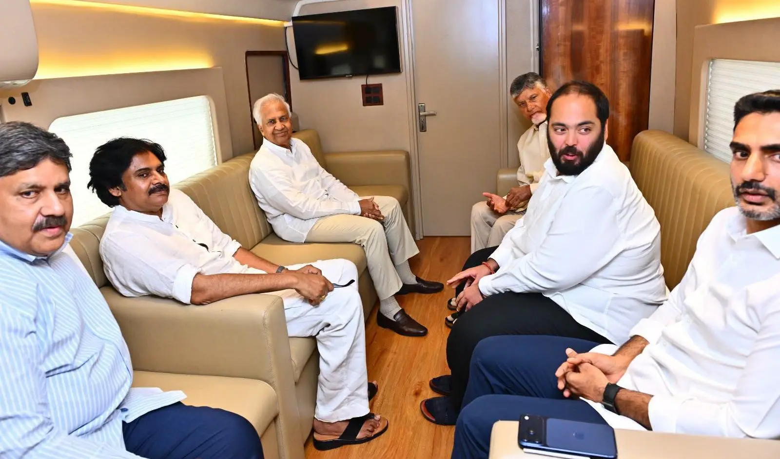 సీఎం, డిప్యూటీ సీఎం పవన్ కల్యాణ్‌తో అనంత్ అంబానీ భేటీ