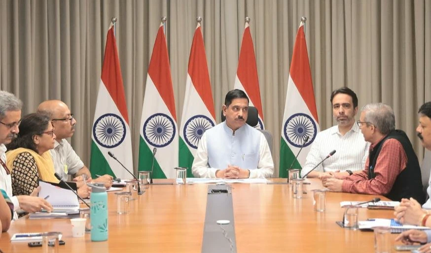 విద్యాశాఖ మంత్రిగా బాధ్యతలు చేపట్టిన ప్రహ్లాద్ జోషి