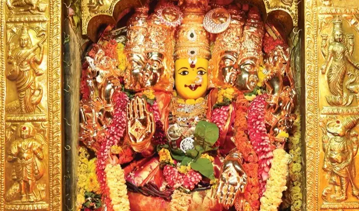 ఇంద్రకీలాద్రిపై గాయత్రీ దేవి అలంకారంలో దుర్గమ్మ దర్శనం