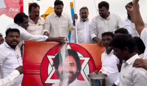 ఉప్పాడ తీర రక్షణకు పవన్ చిత్రపటానికి పాలాభిషేకం