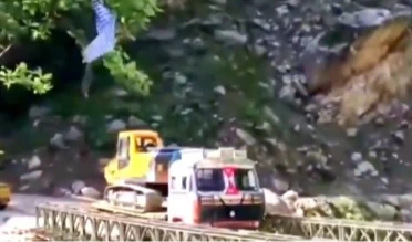 ఉత్తరాఖండ్‌లో బ్రిడ్జి కూలి నదిలో పడిన ట్రక్కు