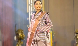 ఆయుధాలు వీడి.. ర్యాంప్‌పై మాజీ మహిళా నక్సలైట్లు