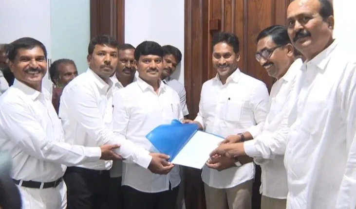 వైఎస్‌ జగన్‌ను కలిసిన కర్నూలు లీగల్‌ సెల్‌ న్యాయవాదులు