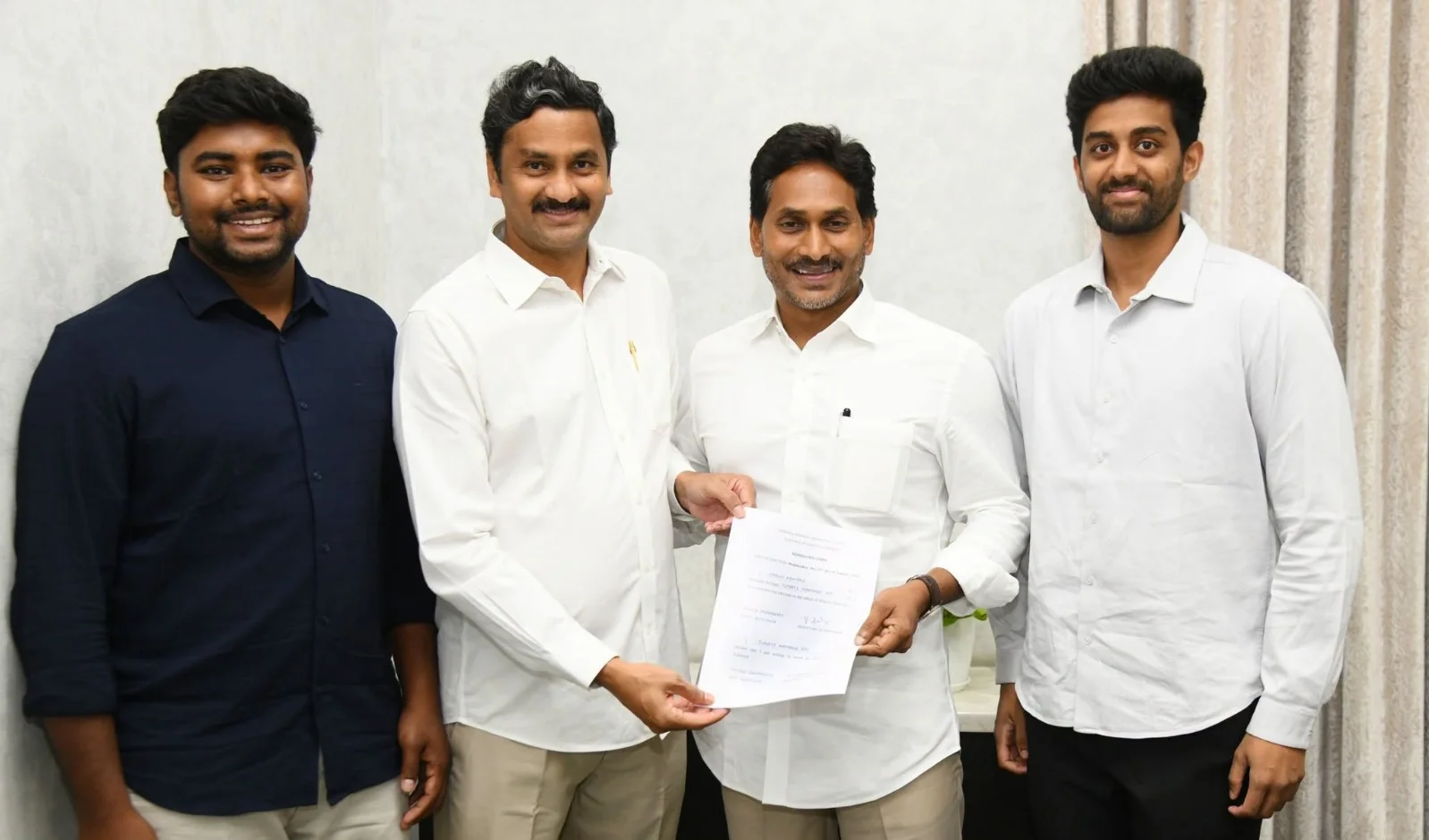 వైయస్‌ జగన్‌ను కలిసిన తూమాటి మాధవరావు