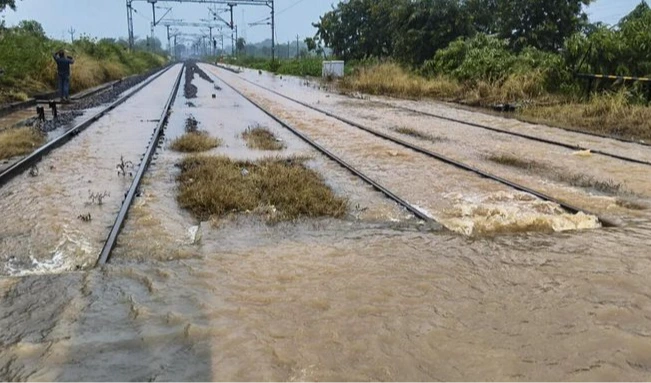 రైల్వే వంతెనలపై వరద నీరు.. రైళ్ల రాకపోకలు బంద్