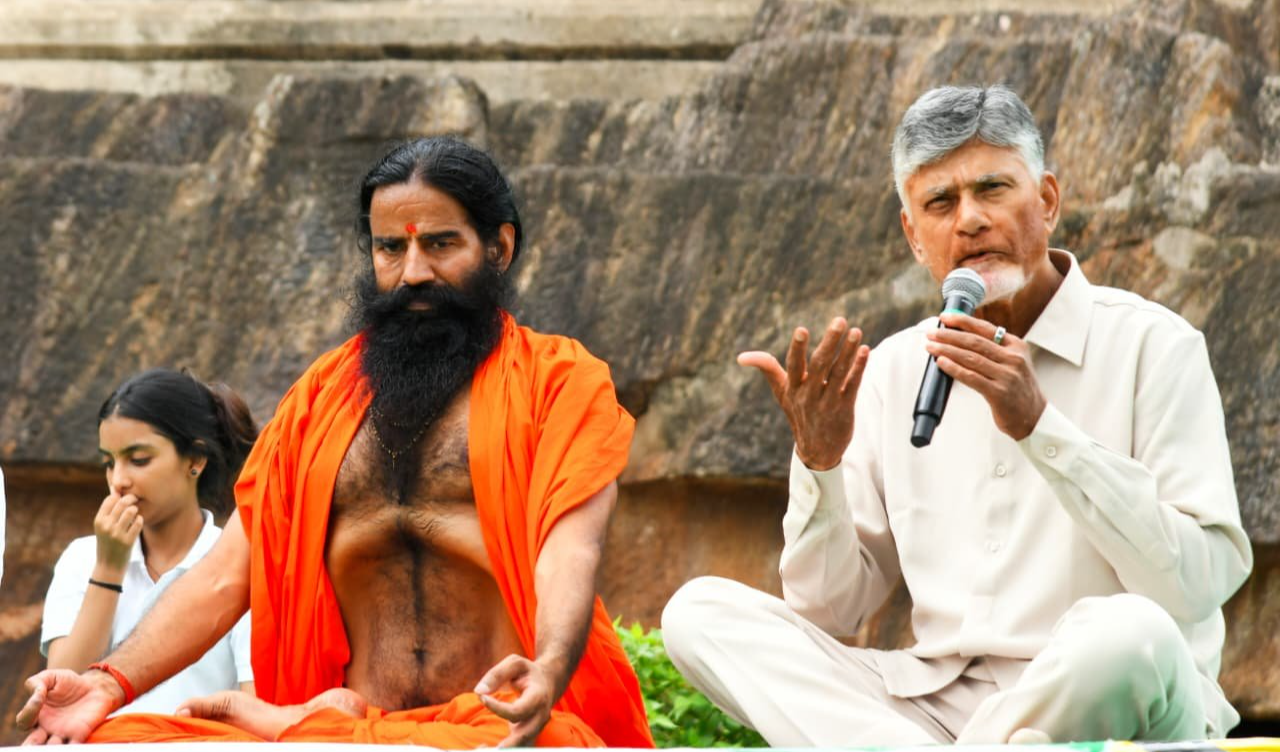 యోగాంధ్రలో రామ్‌దేవ్ యోగా, చంద్రబాబు హాజరు