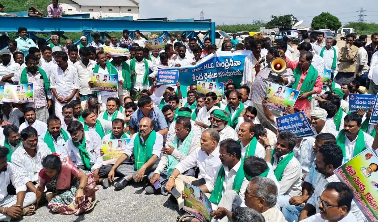 ఉరవకొండలో ఉద్రిక్తత.. సాగునీటి కోసం రైతుల ఆందోళన