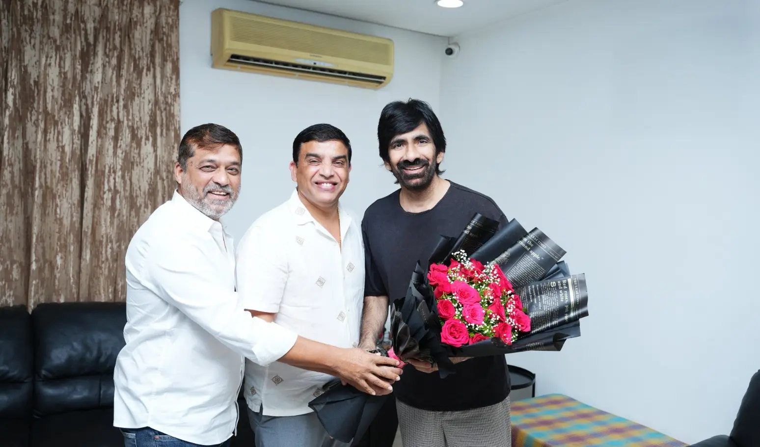 రవితేజకు దిల్ రాజు, శిరీష్ అభినందనలు.