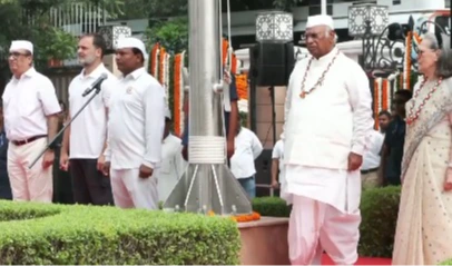కాంగ్రెస్ కార్యాలయంలో జాతీయ జెండా ఎగురవేసిన ఖర్గే