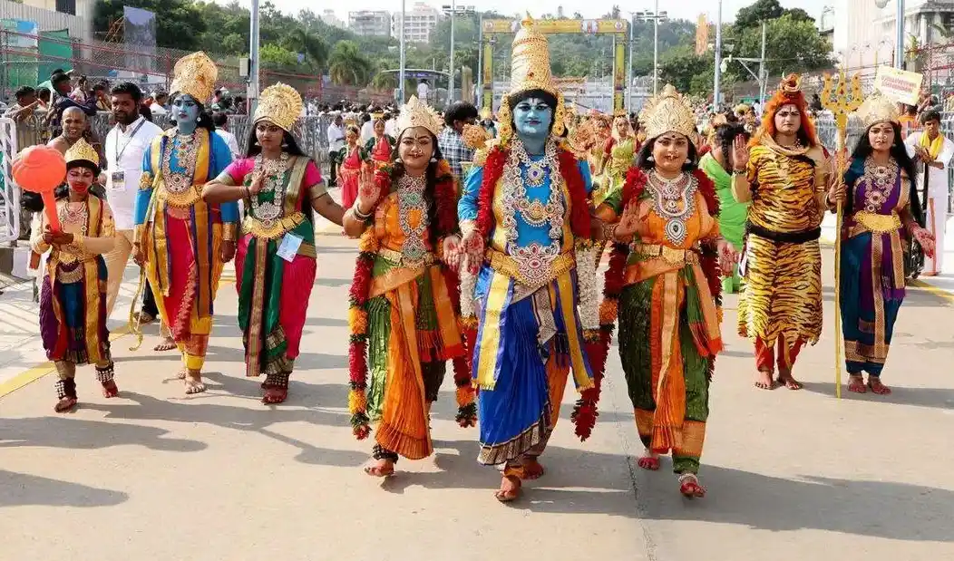 చిన్నశేష వాహనసేవలో కళాబృందాల కోలాహలం