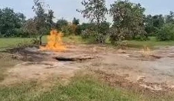 మట్టిలో నుంచి మంటలు.. జార్ఖండ్‌లో వింత ఘటన