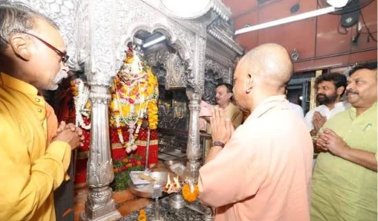 శ్రావణ తొలి రోజు కాశీ విశ్వనాథుడికి యోగి పూజలు