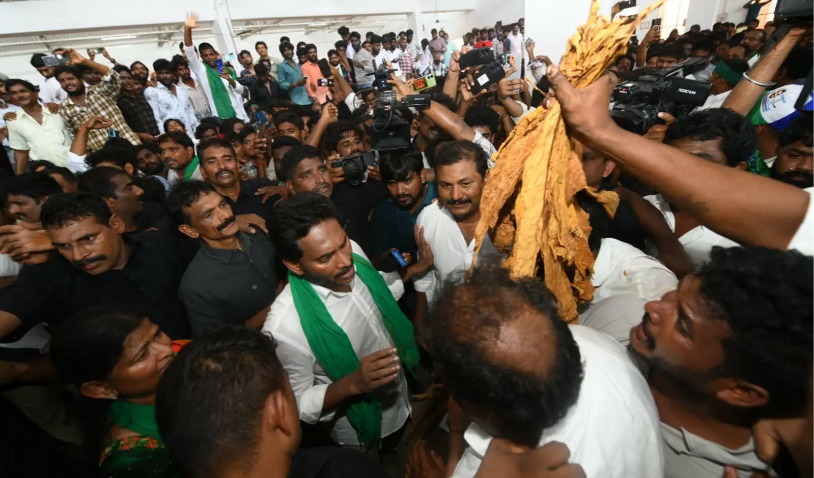 దేవరపల్లిలో పొగాకు రైతులను కలిసిన వైఎస్ జగన్