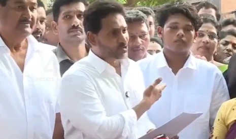 సిదిరి అప్పలరాజు కుటుంబాన్ని పరామర్శించిన జగన్