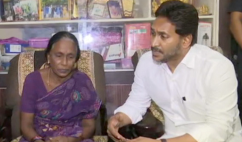 కృష్ణలంకలో గాదెసాయికృష్ణ కుటుంబాన్ని జగన్  పరామర్శ