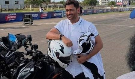సూపర్‌బైక్‌పై ధోని స్పీడ్.. అభిమానుల ఫిదా