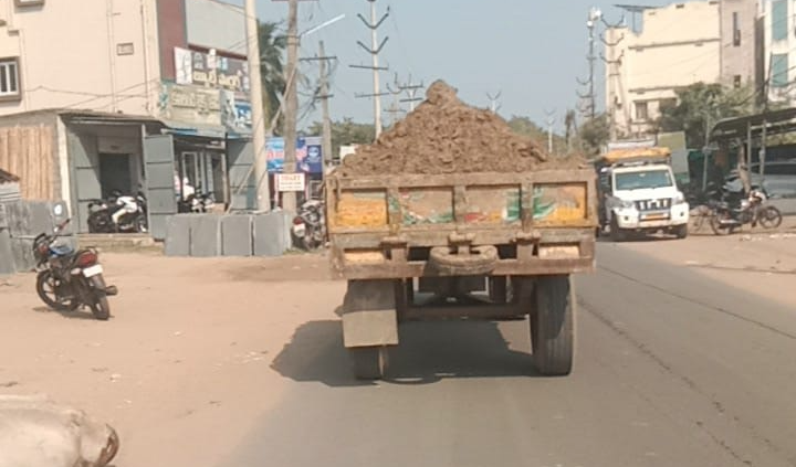 Illegal soil excavation : కైకలూరు నియోజకవర్గం కలిదిండి మండలంలో జోరుగా సాగుతున్న అక్రమ మట్టి తొలకాలు