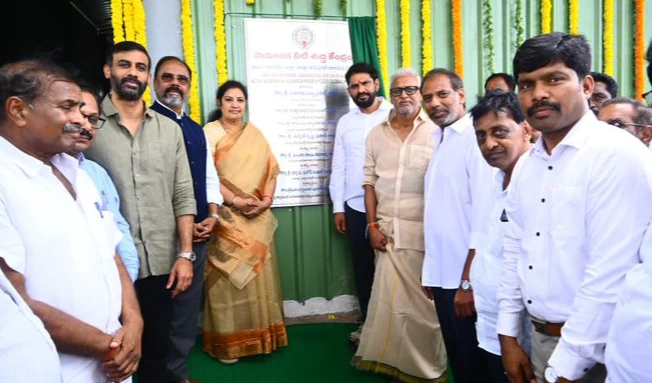 కారంచేడులో నీటి కేంద్రాలు ప్రారంభించిన పురందేశ్వరి