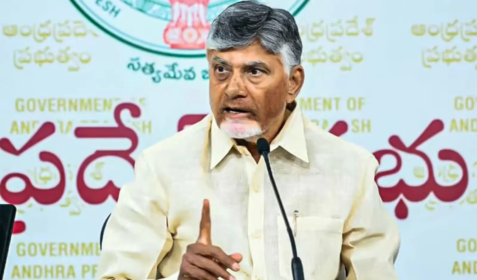 ఉద్యోగులకు సీఎం చంద్రబాబు కీలక వరాలు