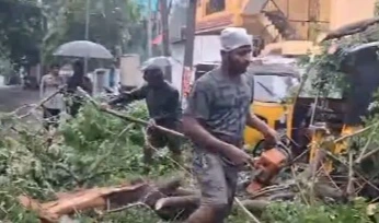 తుపాను ఆర్నబ్ ప్రభావం.. విశాఖలో ఇళ్లపై కూలిన చెట్లు