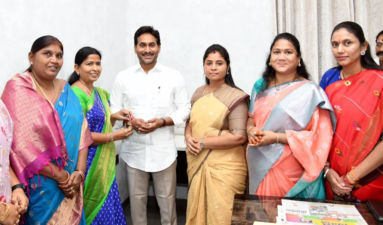 వైయస్ జగన్‌కు రాఖీ కట్టిన వైయస్ఆర్ సీపీ మహిళా నేతలు